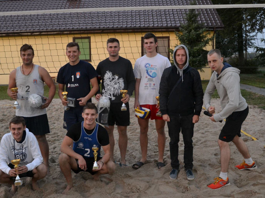 Grali w siatkę noc i dzień