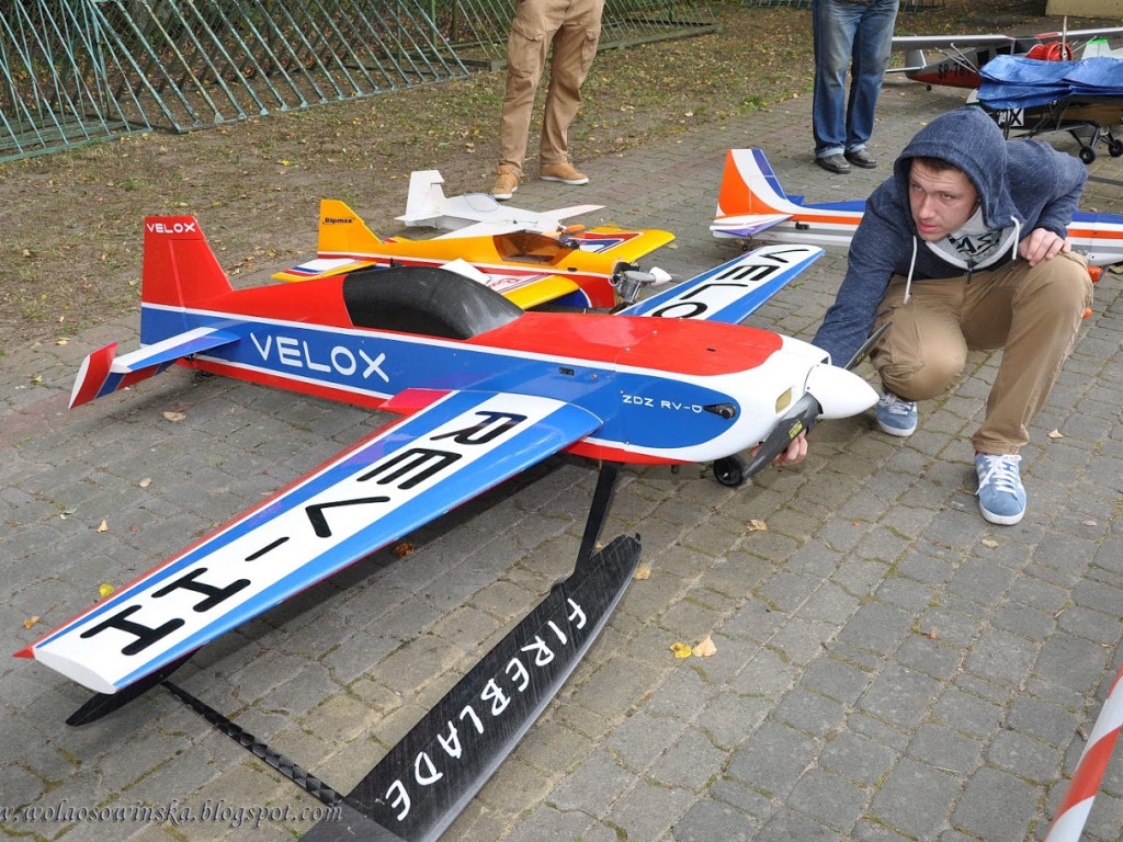 Pokaz modeli latających w Woli Osowińskiej