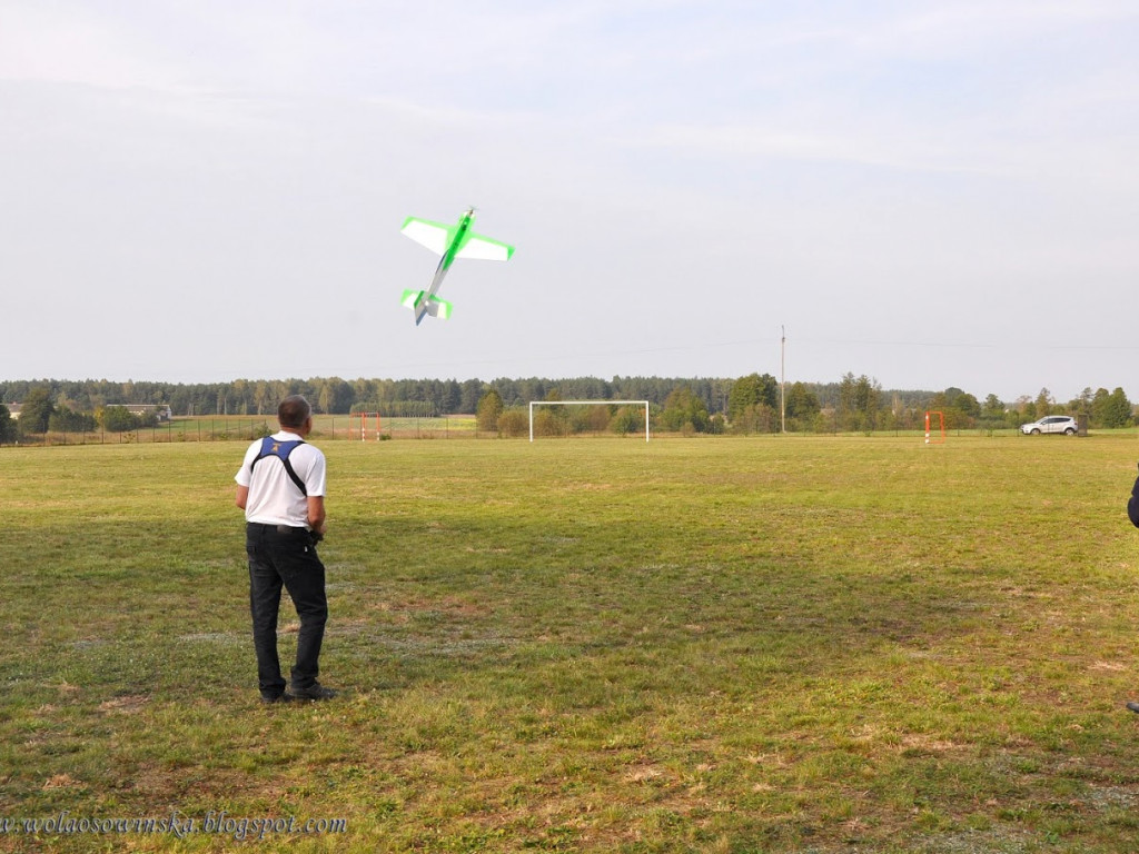 Pokaz modeli latających w Woli Osowińskiej