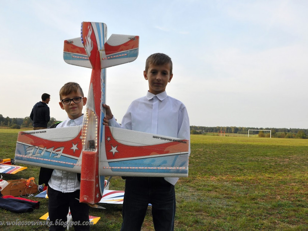 Pokaz modeli latających w Woli Osowińskiej