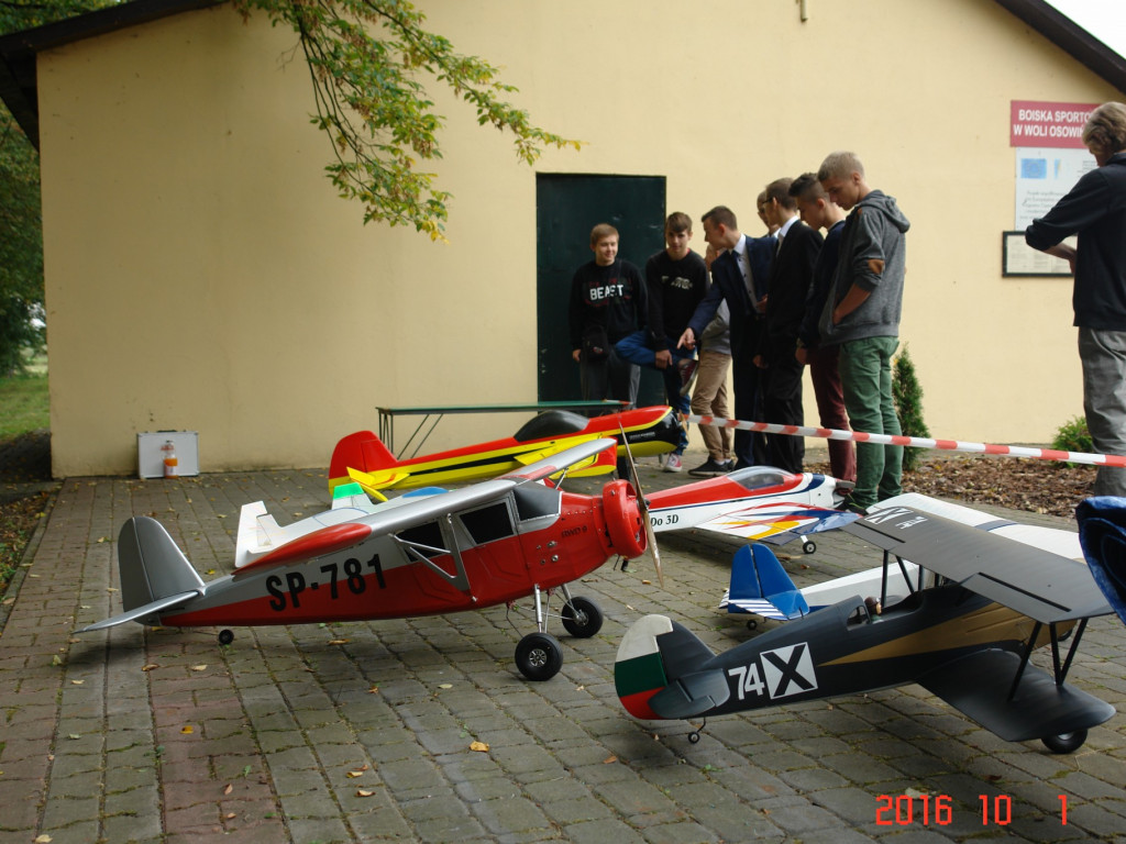 Pokaz modeli latających w Woli Osowińskiej