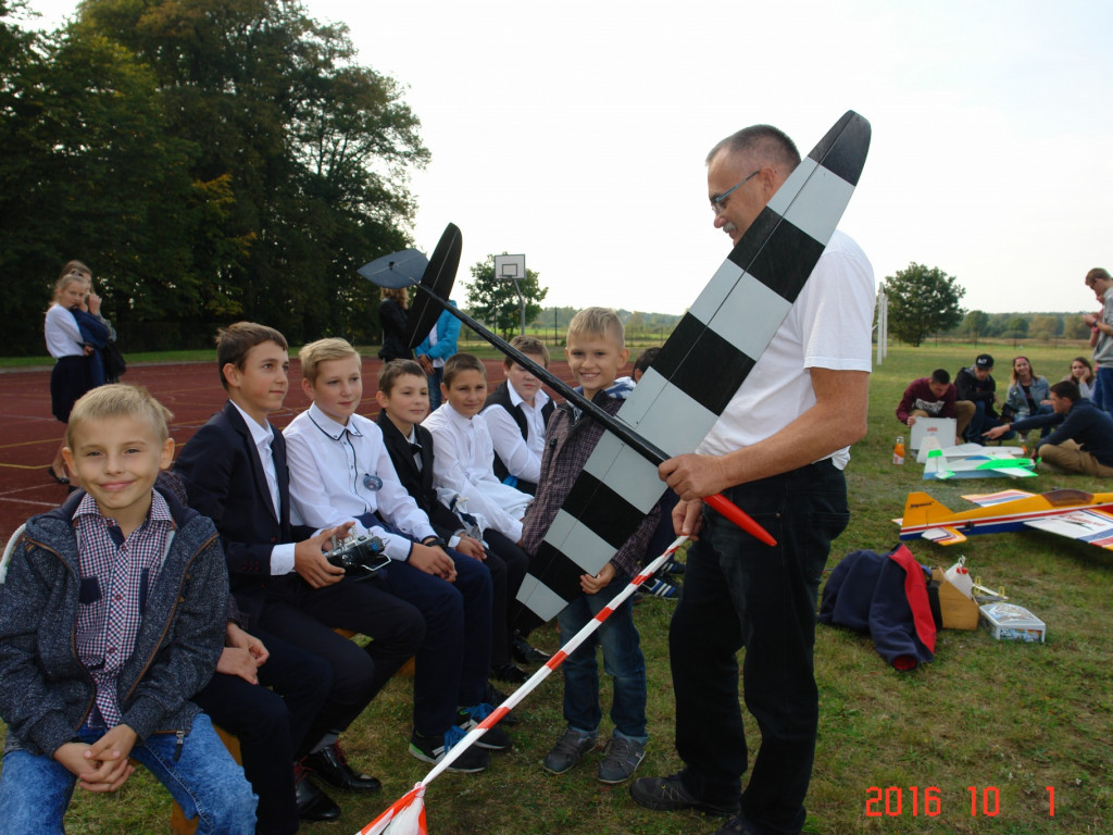 Pokaz modeli latających w Woli Osowińskiej