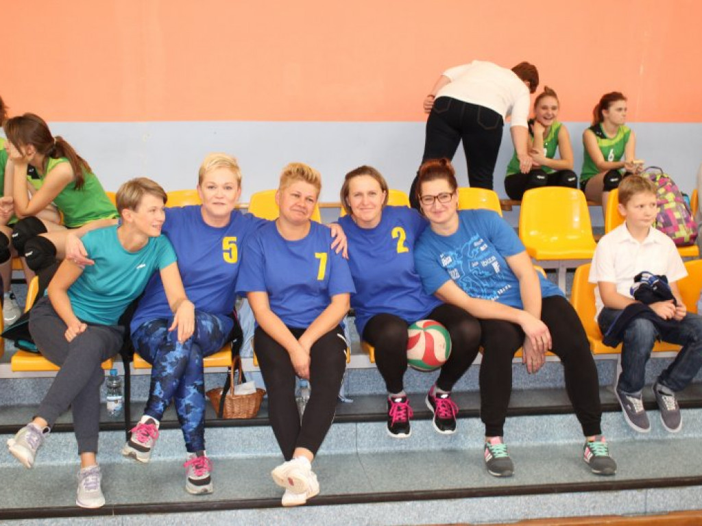 Turniej siatkówki z okazji Dnia Nauczyciela w Komarówce