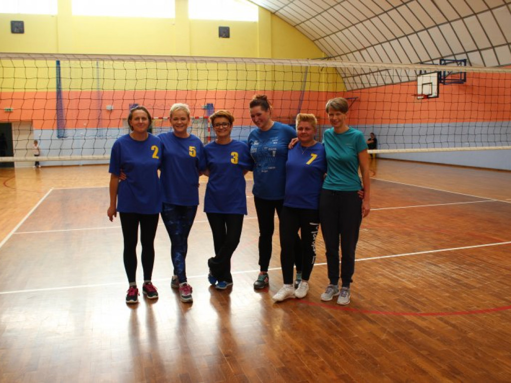 Turniej siatkówki z okazji Dnia Nauczyciela w Komarówce