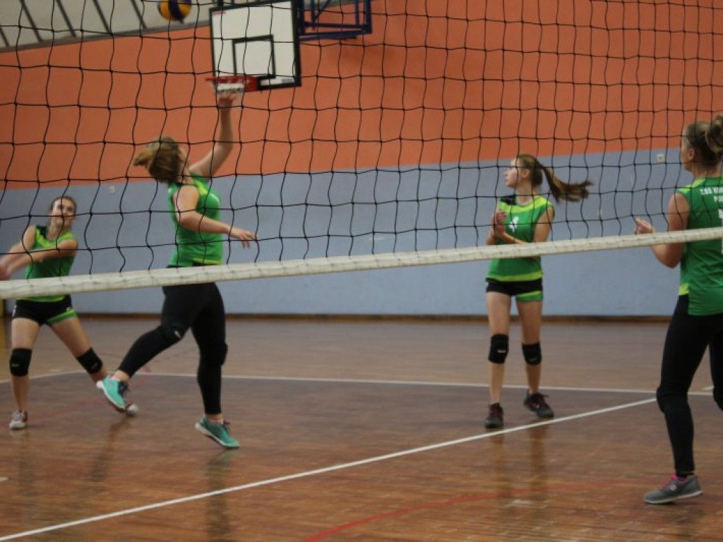 Turniej siatkówki z okazji Dnia Nauczyciela w Komarówce