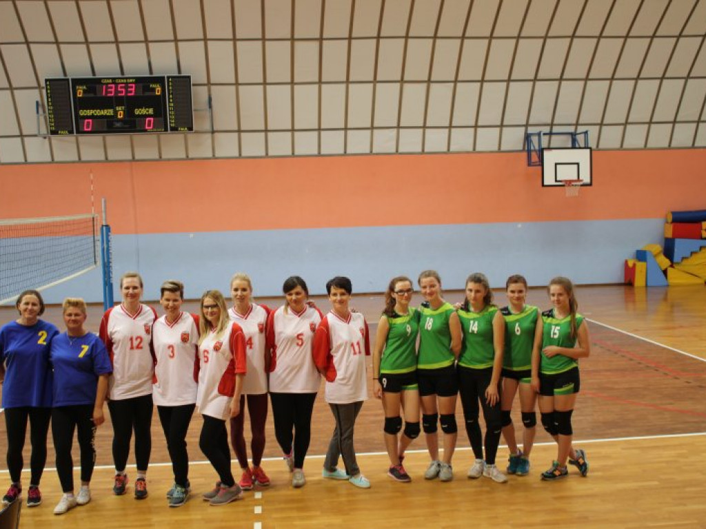 Turniej siatkówki z okazji Dnia Nauczyciela w Komarówce