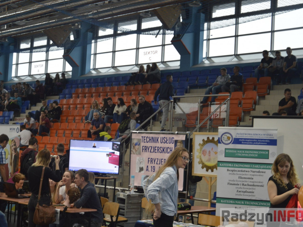 Zobaczyć młodzież w polskich zakładach pracy, a nie na lotniskach - Targi Pracy w ZSP