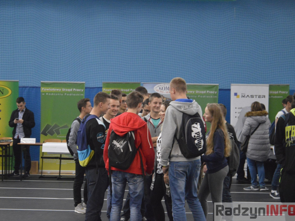 Zobaczyć młodzież w polskich zakładach pracy, a nie na lotniskach - Targi Pracy w ZSP