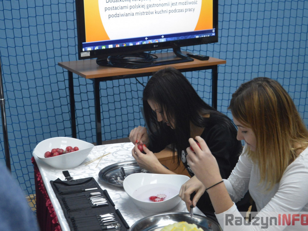 Zobaczyć młodzież w polskich zakładach pracy, a nie na lotniskach - Targi Pracy w ZSP