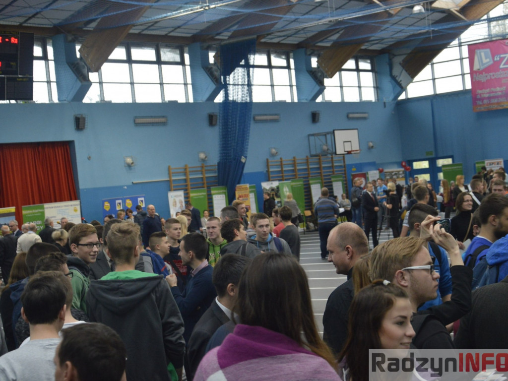 Zobaczyć młodzież w polskich zakładach pracy, a nie na lotniskach - Targi Pracy w ZSP