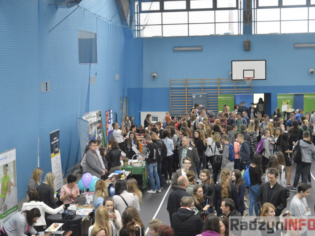 Zobaczyć młodzież w polskich zakładach pracy, a nie na lotniskach - Targi Pracy w ZSP