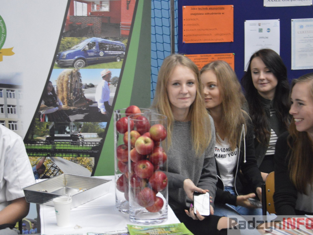 Zobaczyć młodzież w polskich zakładach pracy, a nie na lotniskach - Targi Pracy w ZSP