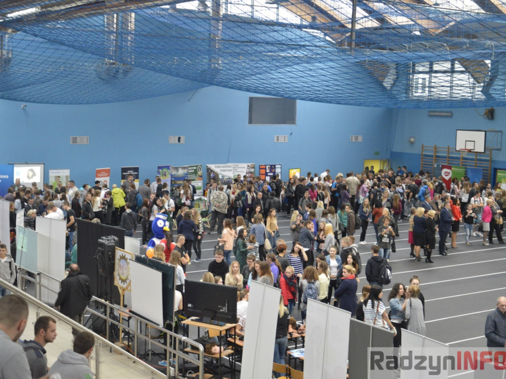 Zobaczyć młodzież w polskich zakładach pracy, a nie na lotniskach - Targi Pracy w ZSP