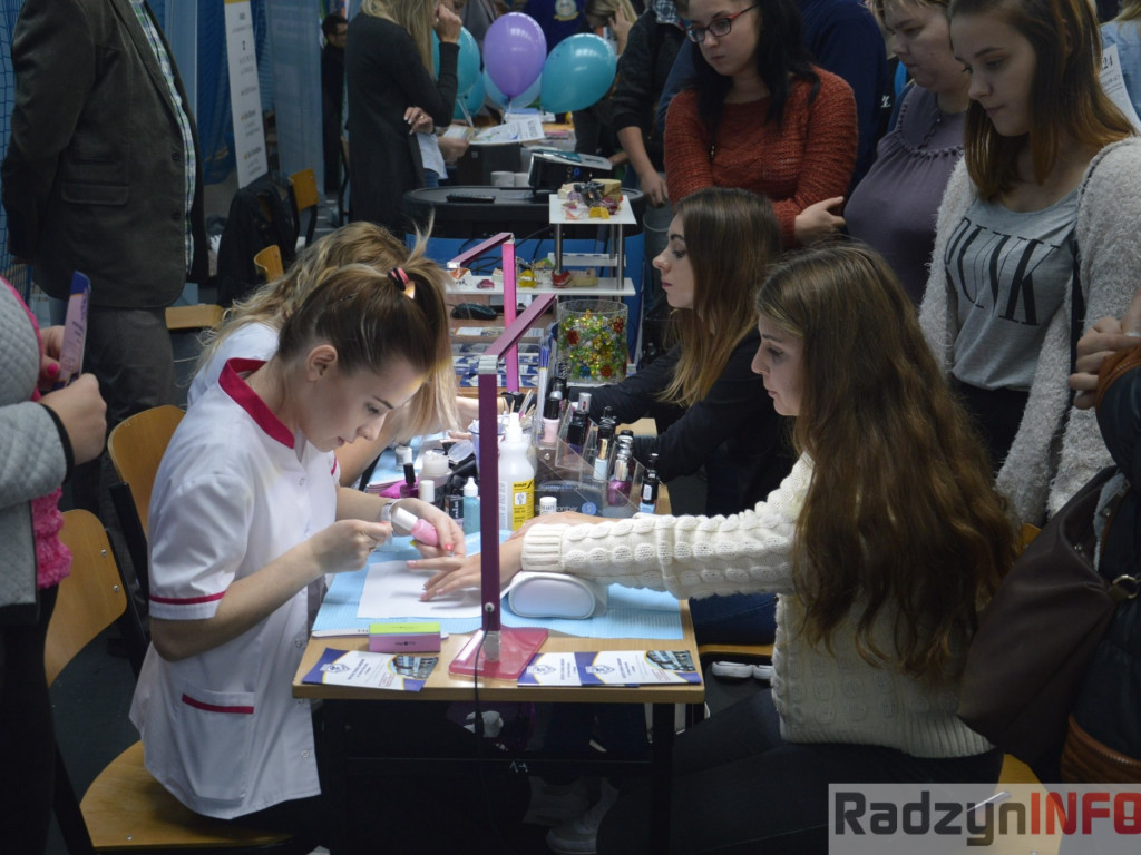 Zobaczyć młodzież w polskich zakładach pracy, a nie na lotniskach - Targi Pracy w ZSP