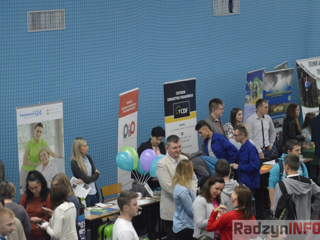 Zobaczyć młodzież w polskich zakładach pracy, a nie na lotniskach - Targi Pracy w ZSP