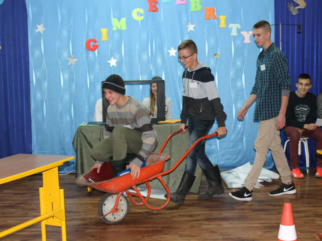 Otrzęsiny klas pierwszych w gimnazjum ZPO w Woli Osowińskiej