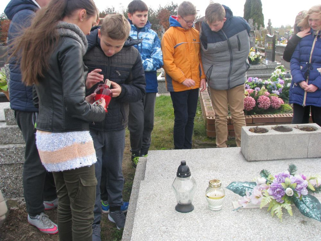 Uczniowie ZPO w Borkach porządkowali cmentarz parafialny