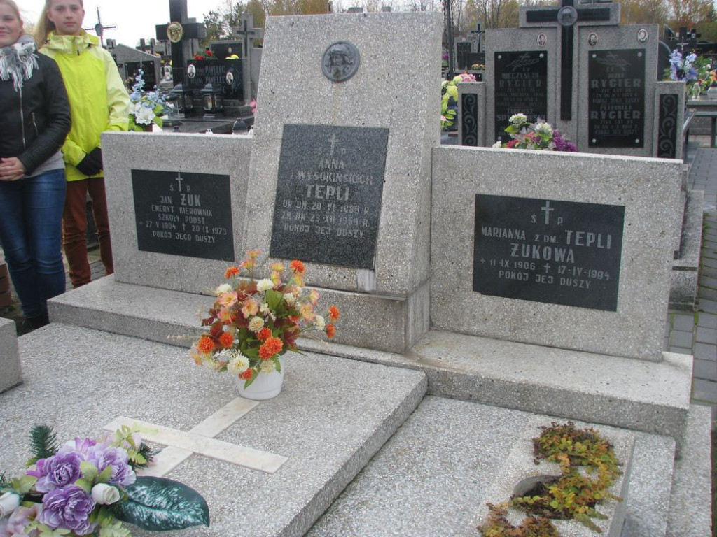 Uczniowie ZPO w Borkach porządkowali cmentarz parafialny