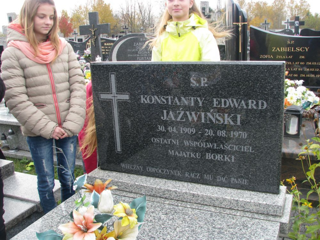 Uczniowie ZPO w Borkach porządkowali cmentarz parafialny