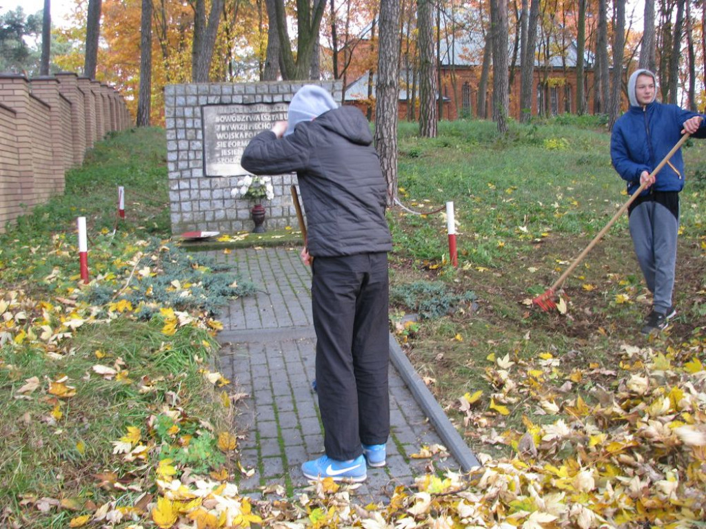 Uczniowie ZPO w Borkach porządkowali cmentarz parafialny