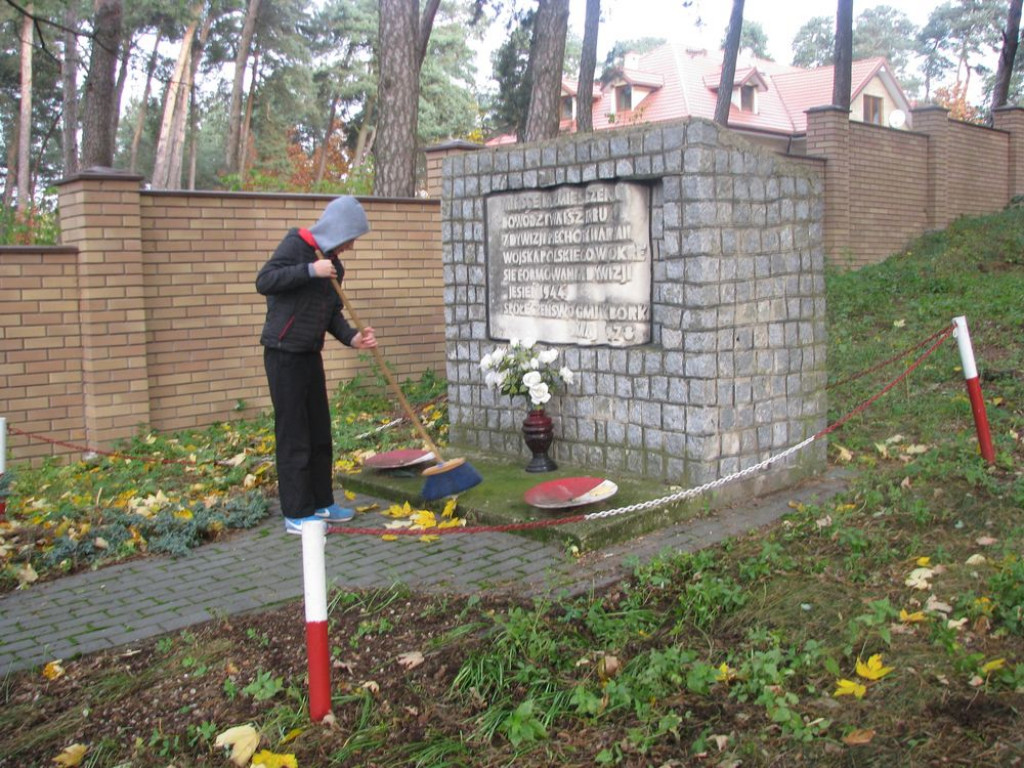 Uczniowie ZPO w Borkach porządkowali cmentarz parafialny