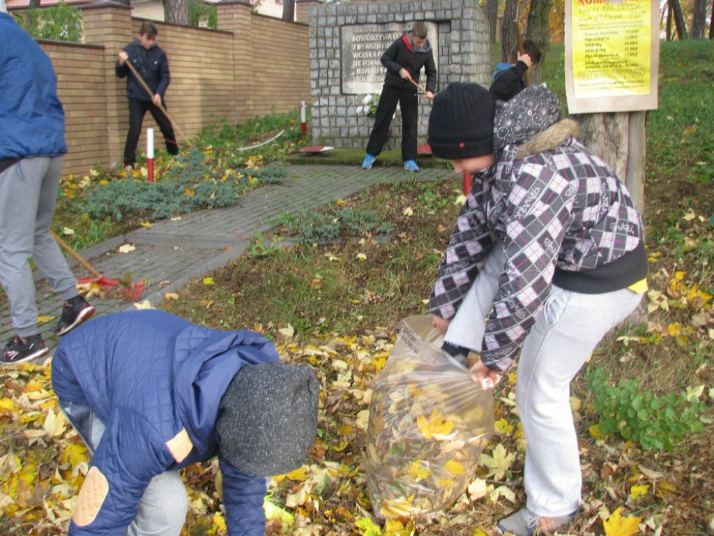 Uczniowie ZPO w Borkach porządkowali cmentarz parafialny