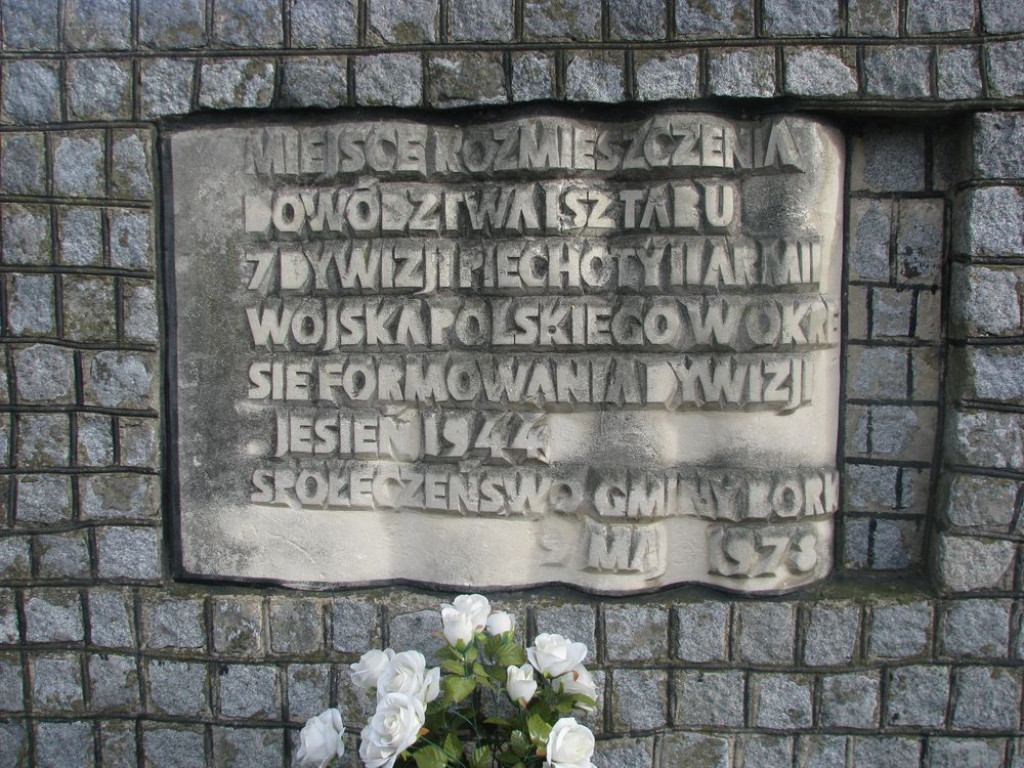 Uczniowie ZPO w Borkach porządkowali cmentarz parafialny