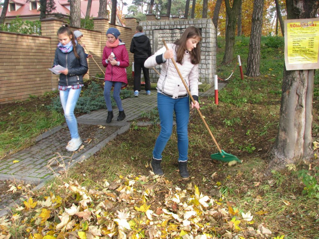 Uczniowie ZPO w Borkach porządkowali cmentarz parafialny