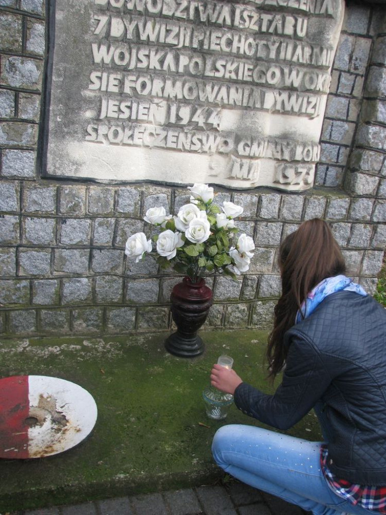 Uczniowie ZPO w Borkach porządkowali cmentarz parafialny