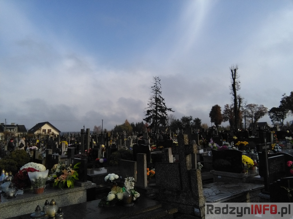 Nawiedzając najstarszy radzyński cmentarz