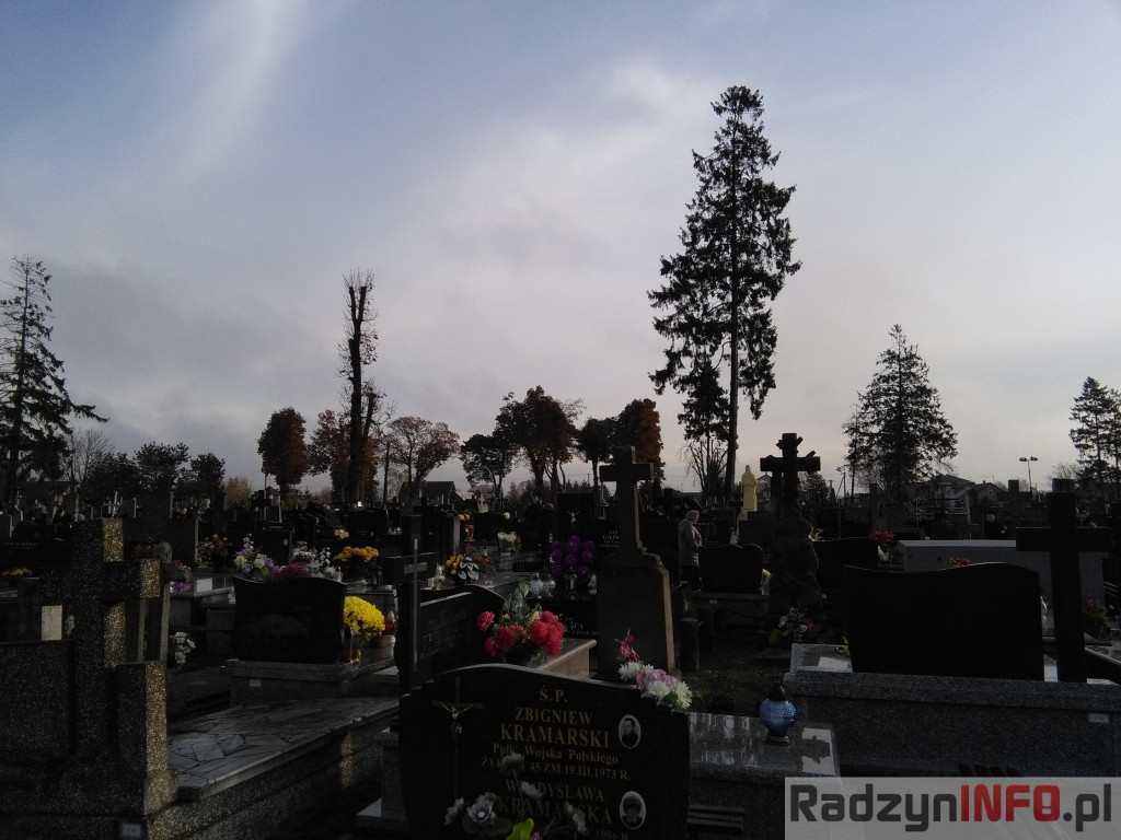 Nawiedzając najstarszy radzyński cmentarz