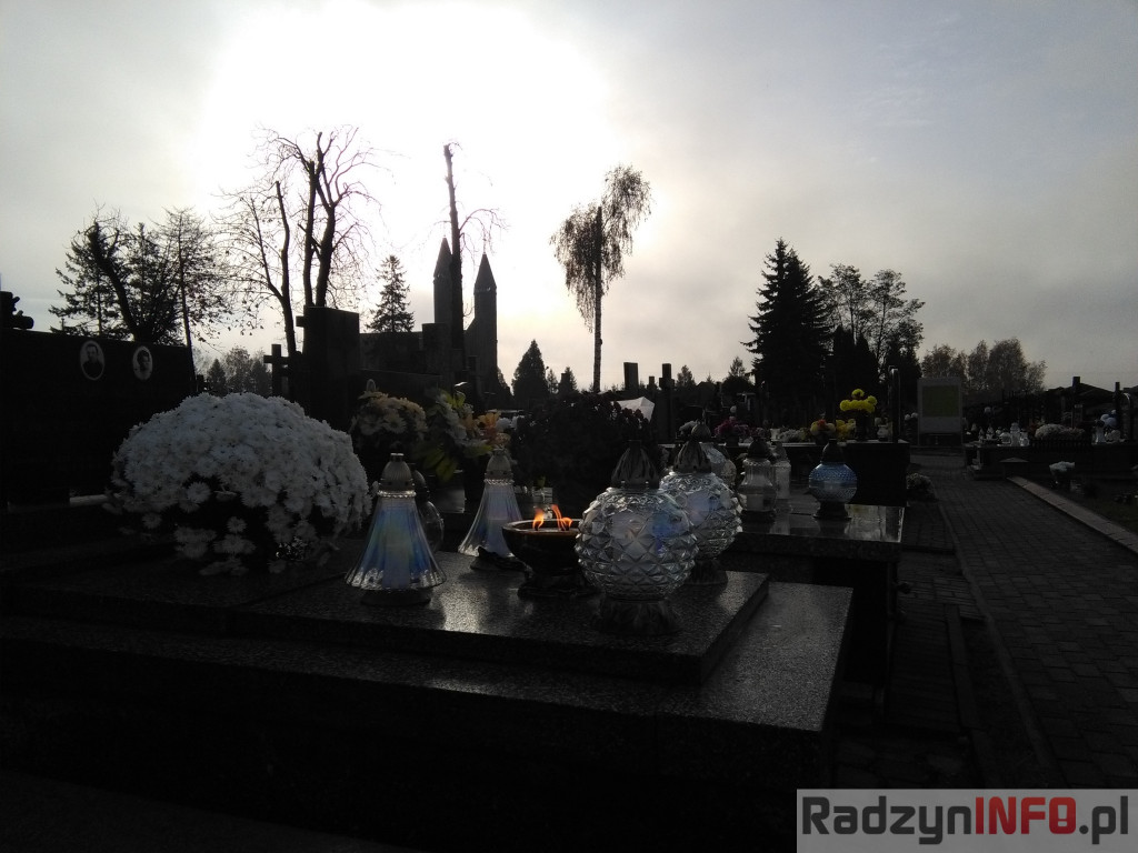 Nawiedzając najstarszy radzyński cmentarz