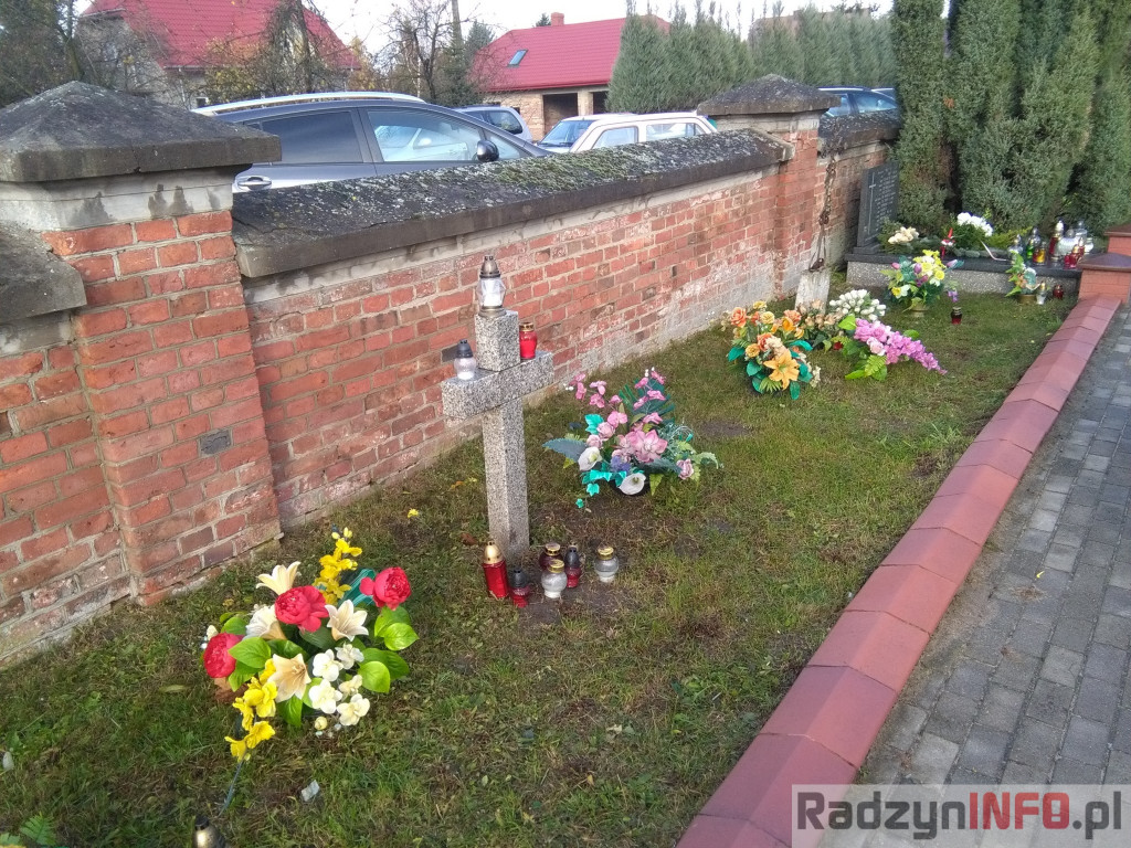 Nawiedzając najstarszy radzyński cmentarz