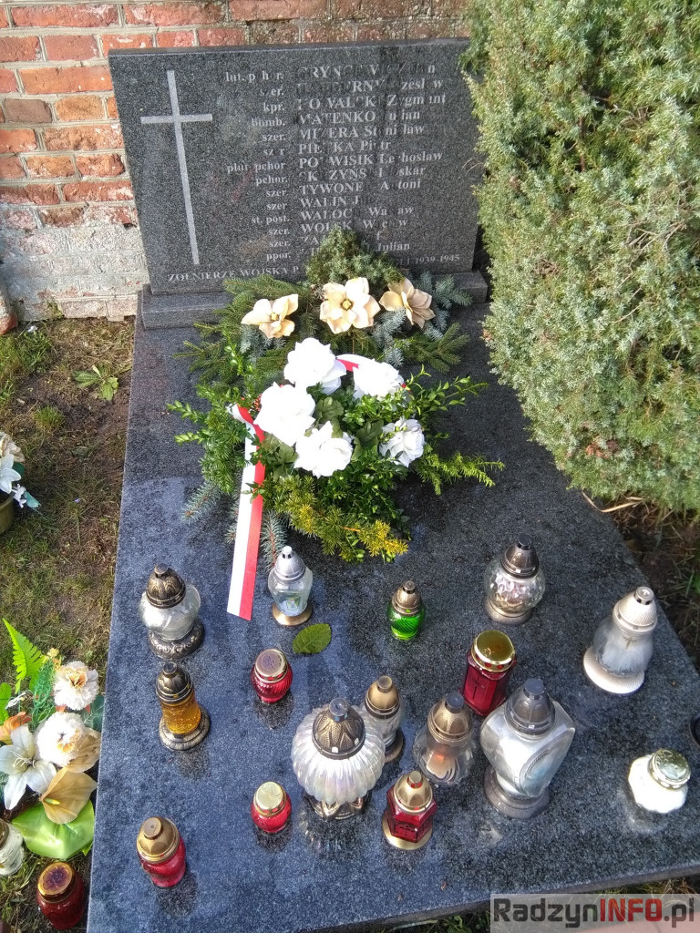 Nawiedzając najstarszy radzyński cmentarz