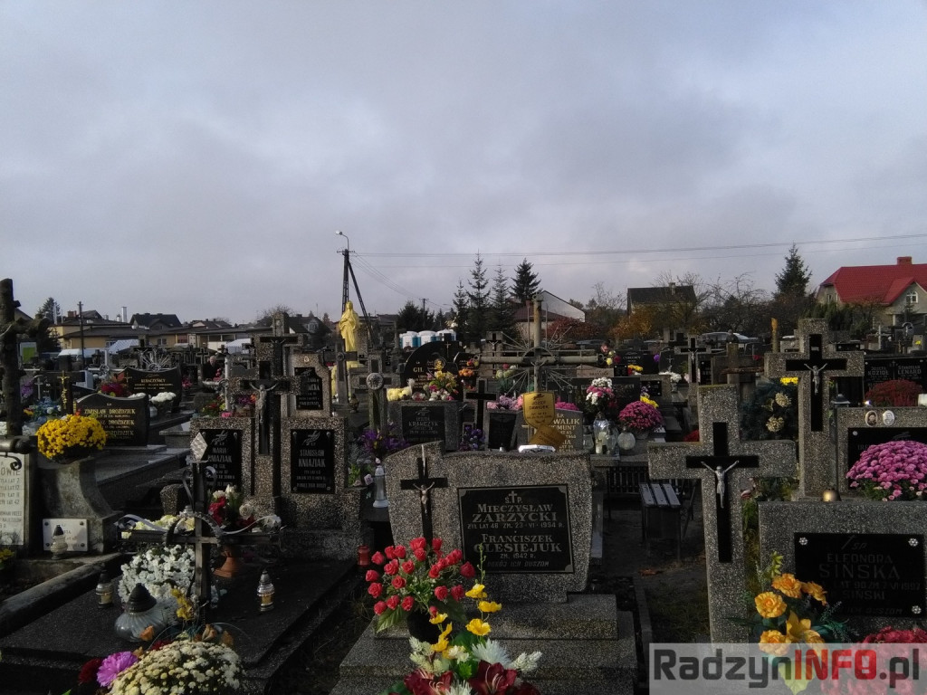 Nawiedzając najstarszy radzyński cmentarz
