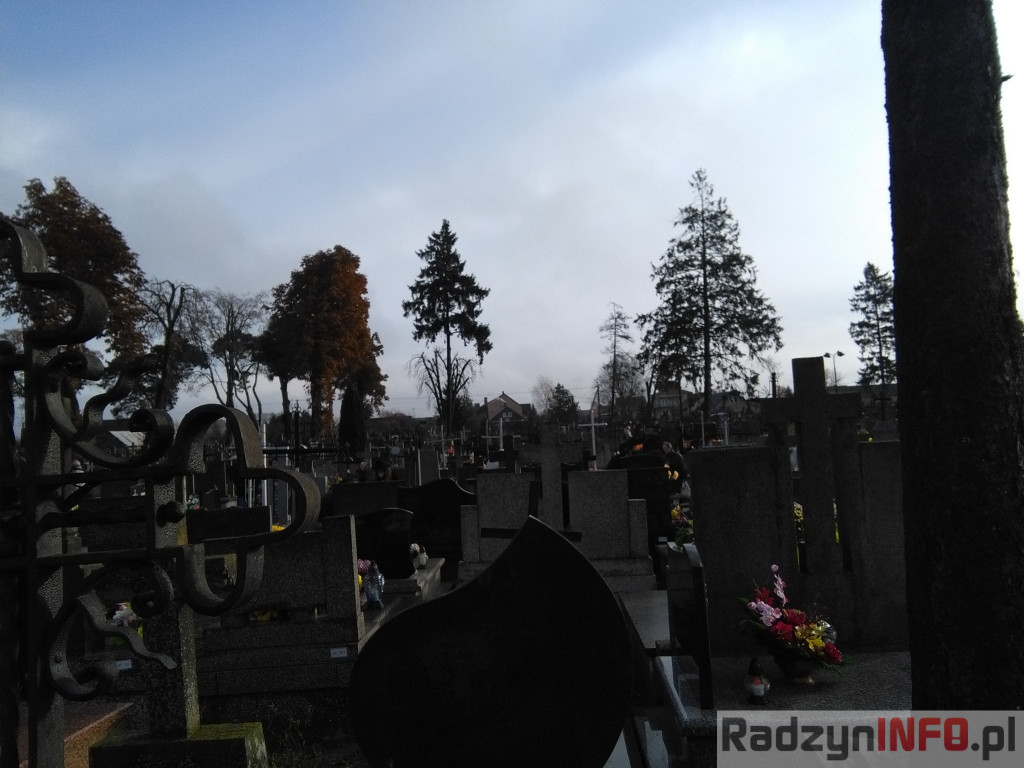 Nawiedzając najstarszy radzyński cmentarz