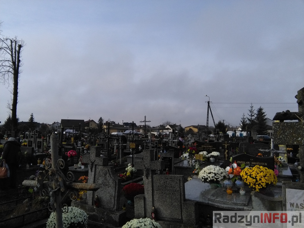 Nawiedzając najstarszy radzyński cmentarz