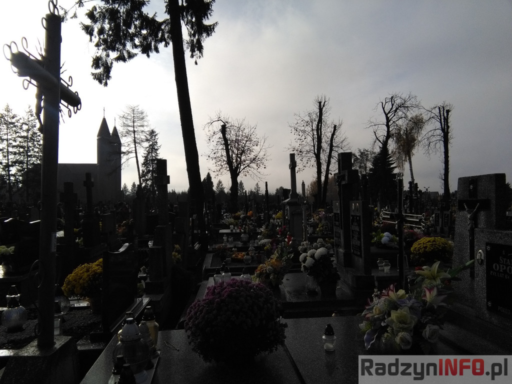 Nawiedzając najstarszy radzyński cmentarz