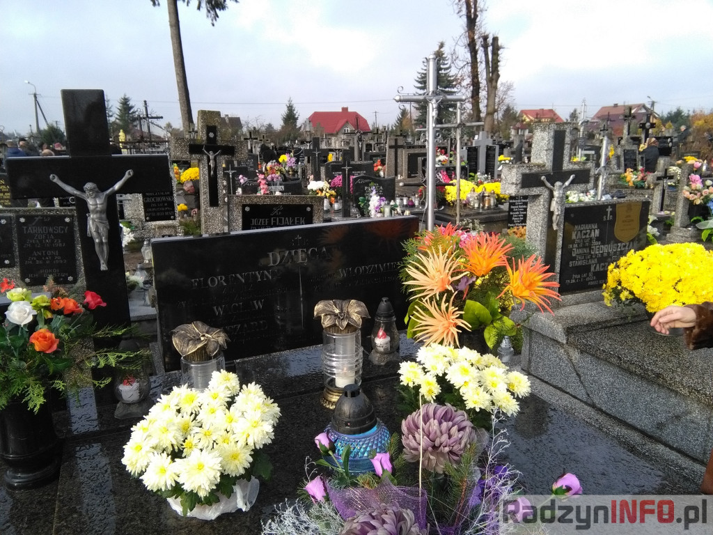 Nawiedzając najstarszy radzyński cmentarz