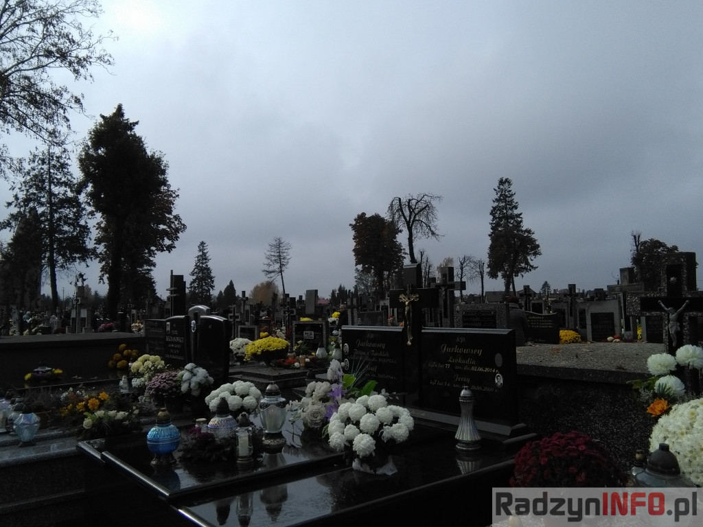 Nawiedzając najstarszy radzyński cmentarz