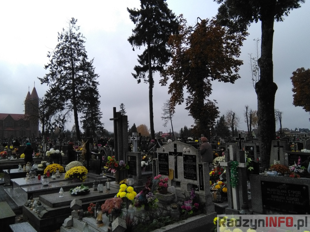 Nawiedzając najstarszy radzyński cmentarz