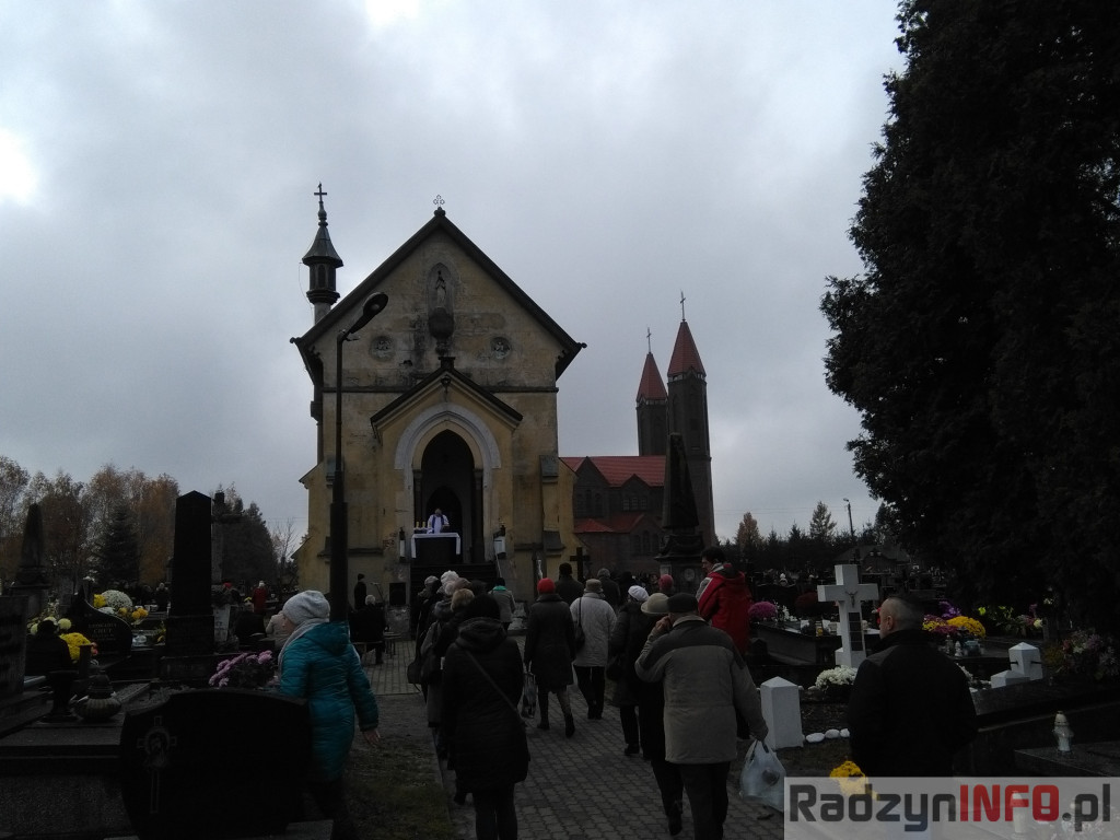 Nawiedzając najstarszy radzyński cmentarz