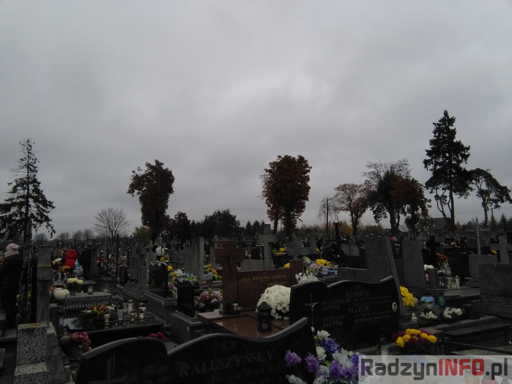 Nawiedzając najstarszy radzyński cmentarz