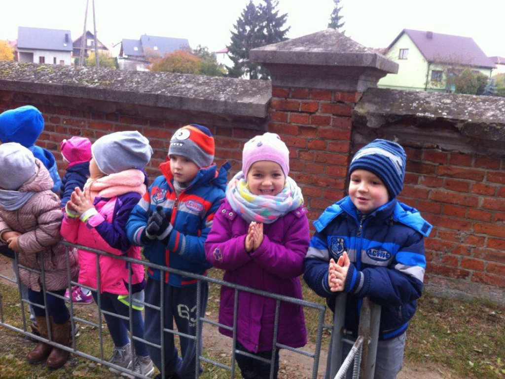 Przedszkolaki na cmentarzu