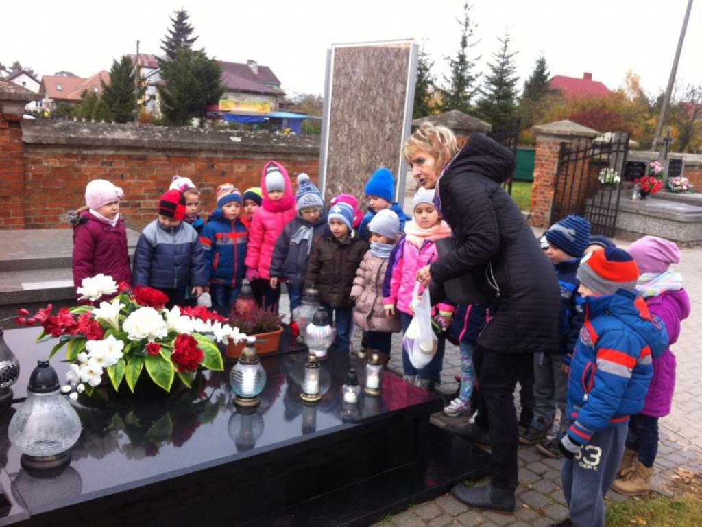 Przedszkolaki na cmentarzu