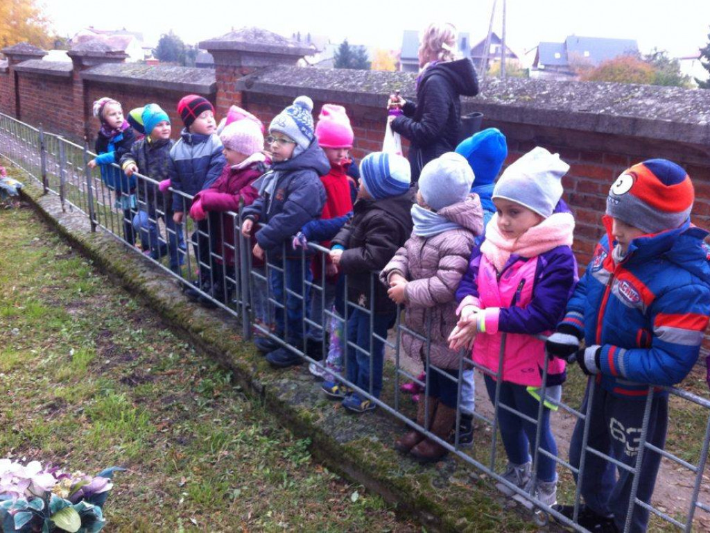 Przedszkolaki na cmentarzu