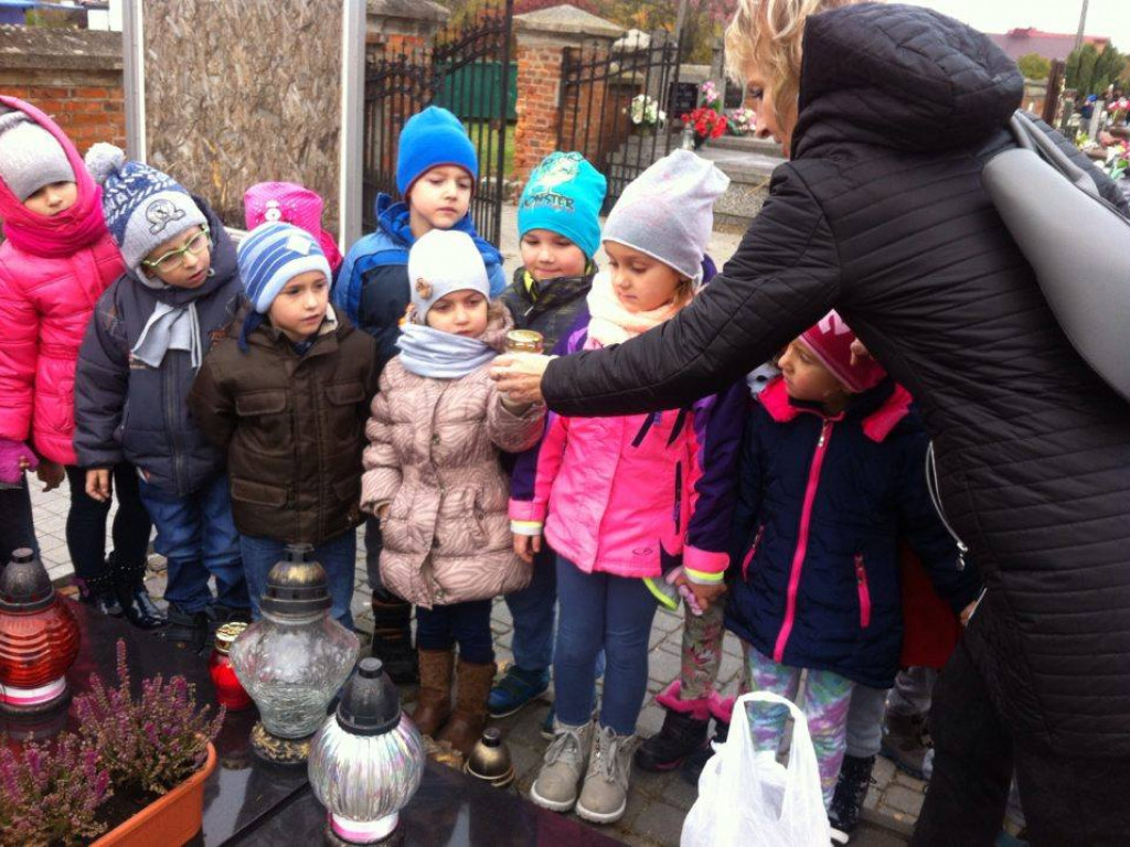 Przedszkolaki na cmentarzu