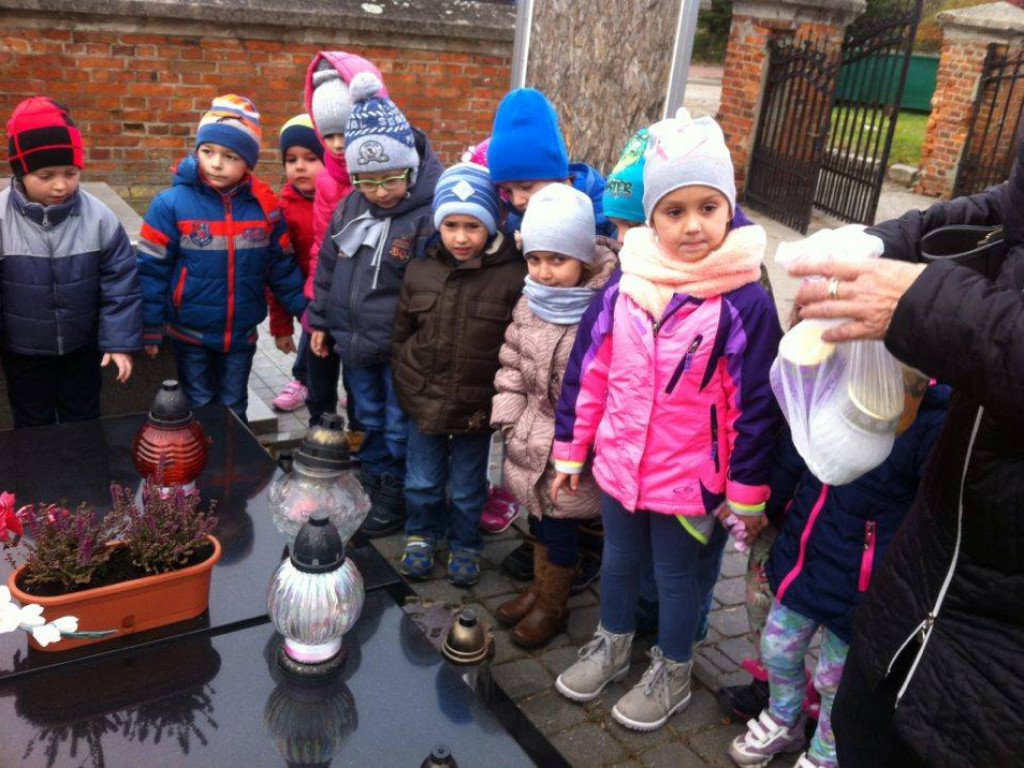 Przedszkolaki na cmentarzu