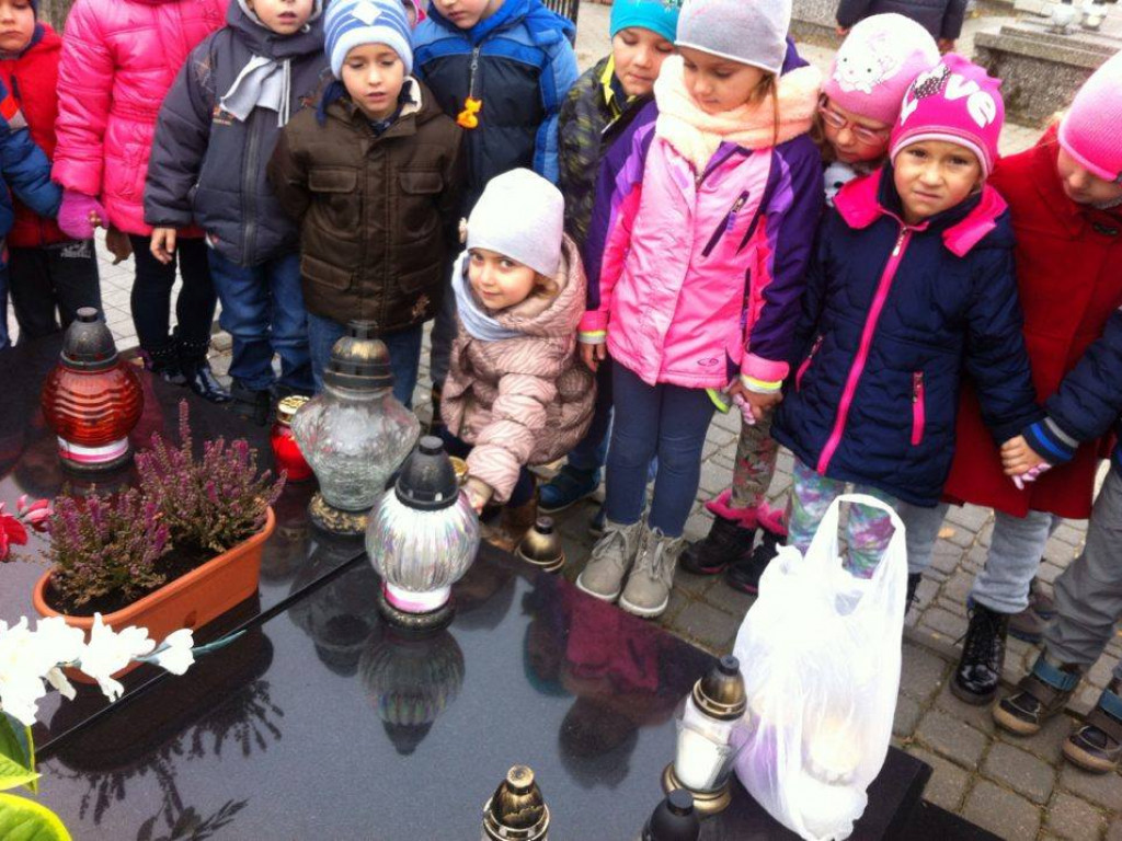 Przedszkolaki na cmentarzu