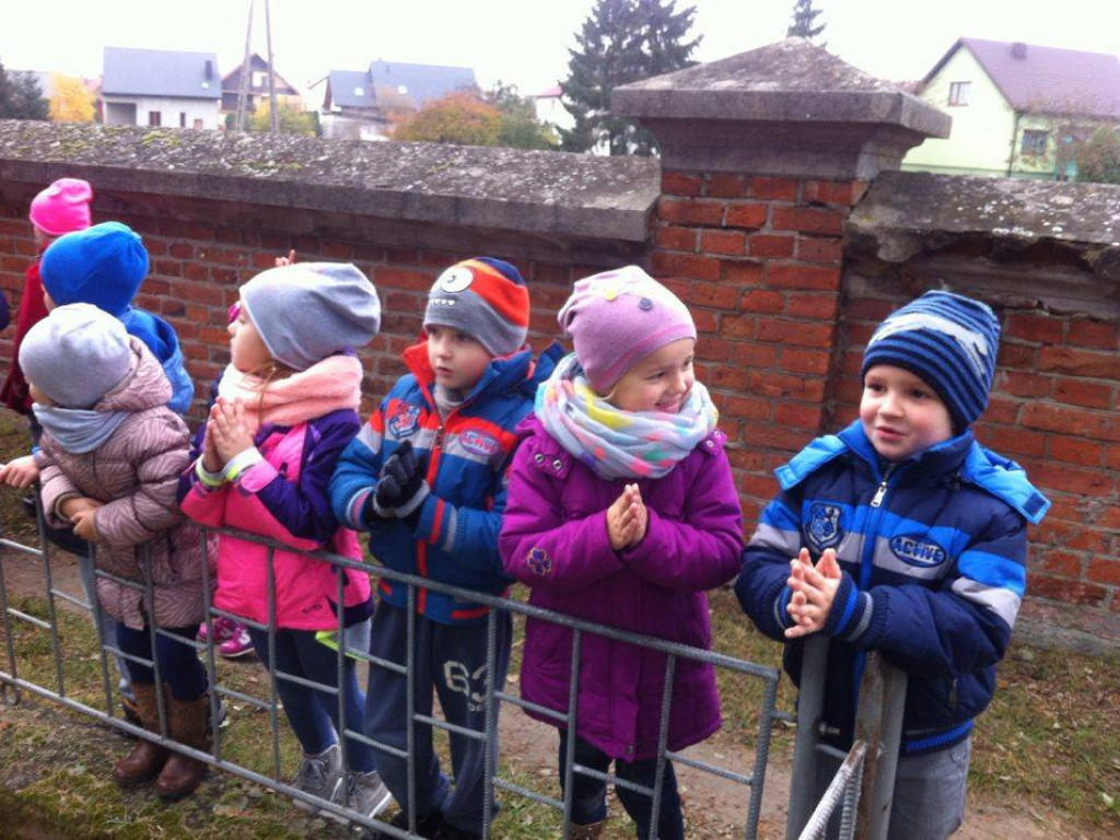 Przedszkolaki na cmentarzu